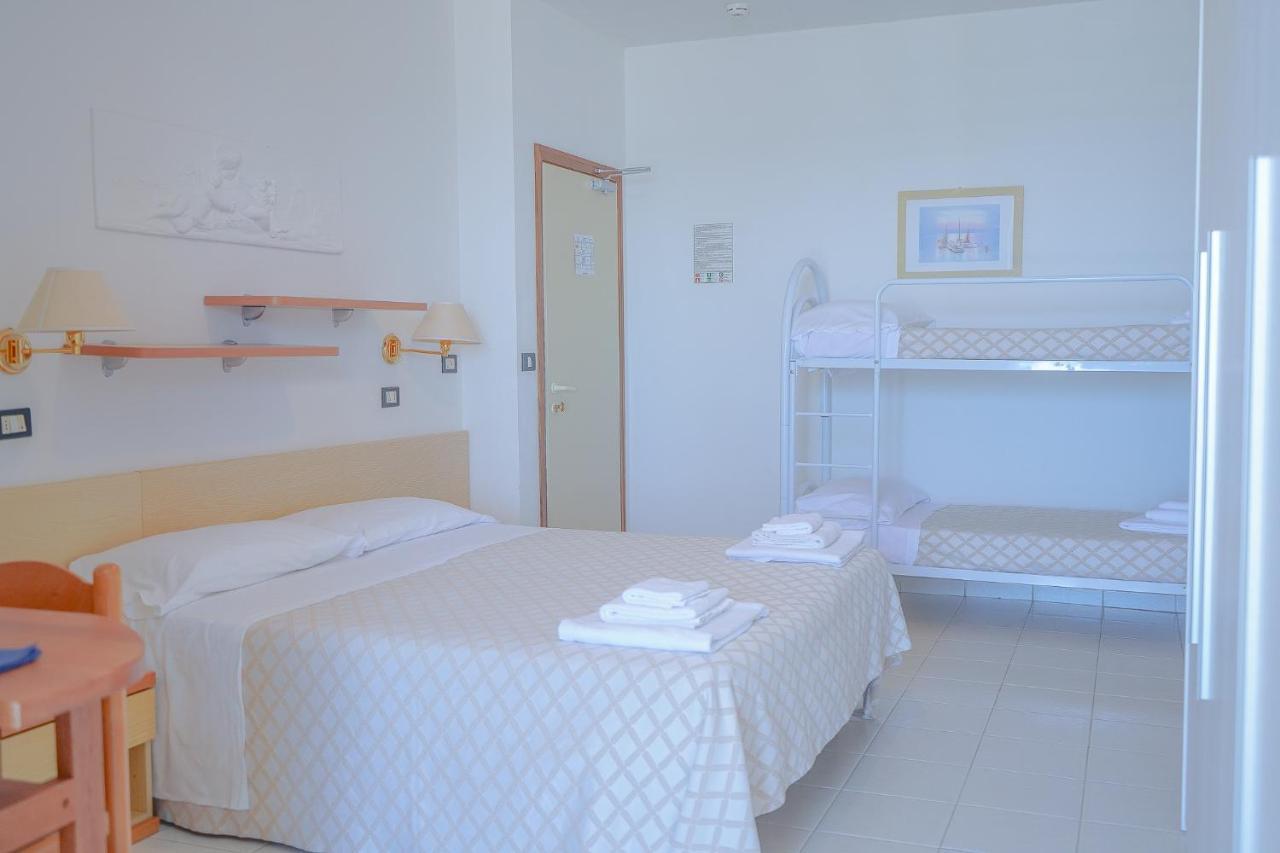 Hotel Continental Cattolica Exteriör bild