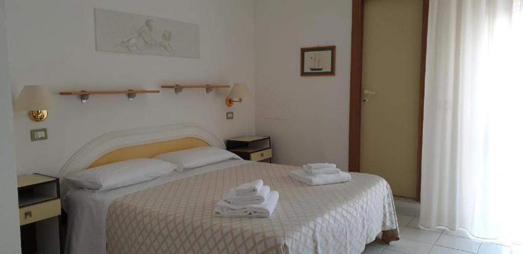 Hotel Continental Cattolica Exteriör bild