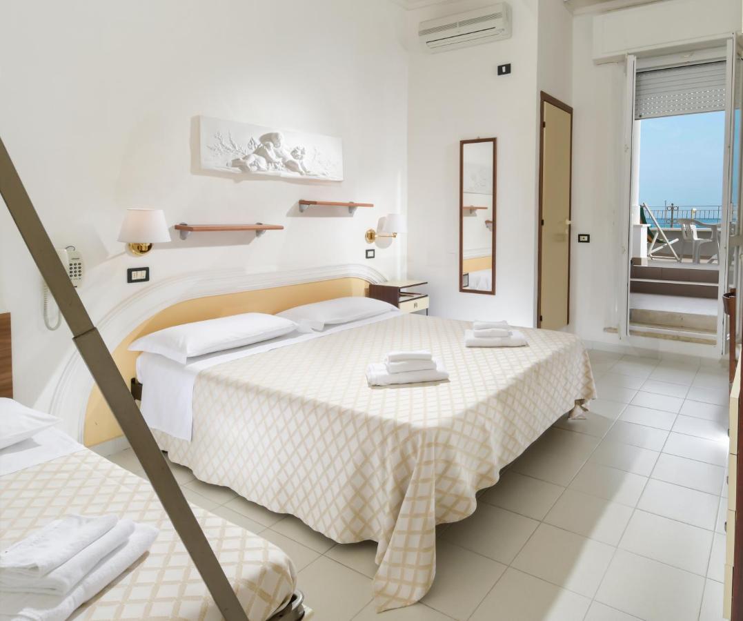 Hotel Continental Cattolica Exteriör bild